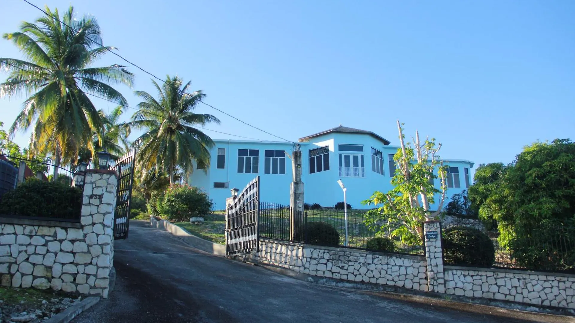 Sunshine Lodge: Your Home Away From Home Montego Bay