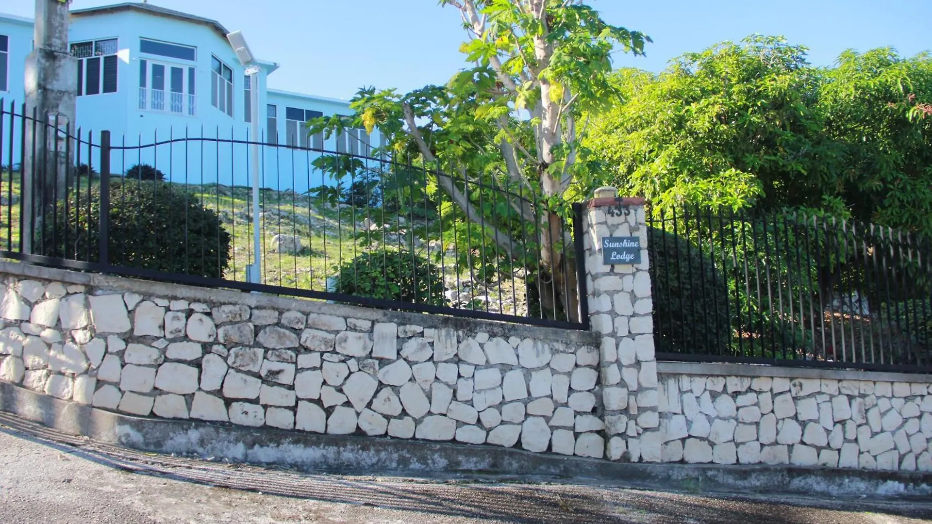 Sunshine Lodge: Your Home Away From Home Montego Bay Holiday home