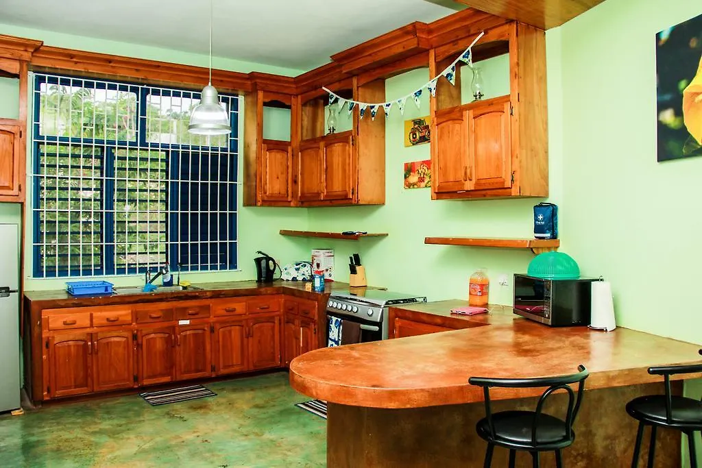 Sunshine Lodge: Your Home Away From Home Montego Bay