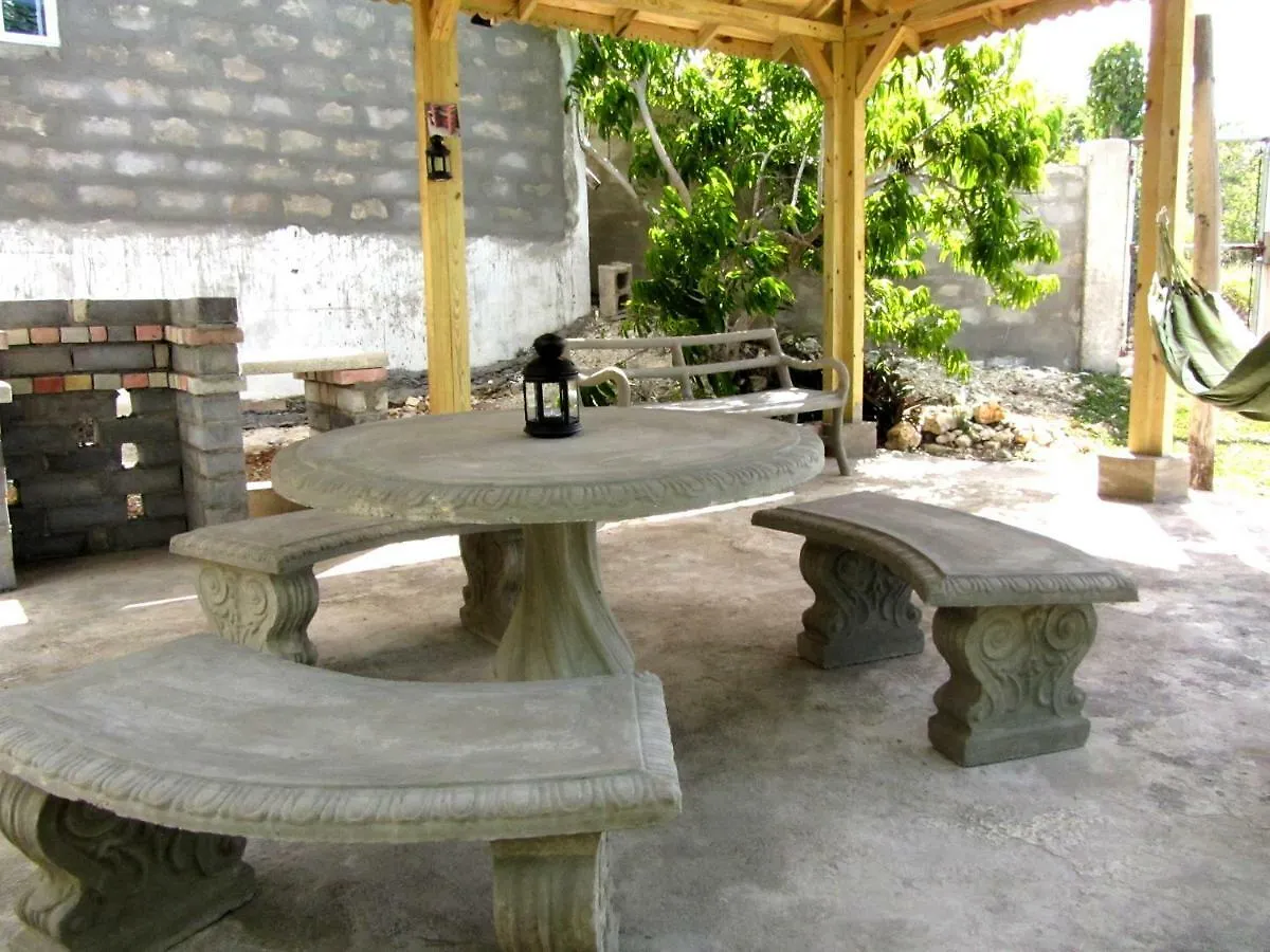 Sunshine Lodge: Your Home Away From Home Montego Bay Holiday home